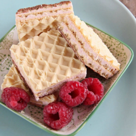 Proteinwaffeln aus weißer Schokolade und Himbeeren