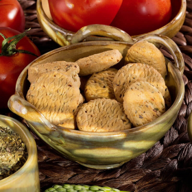 Proteinhaltige salzige Aperitif-Kekse mit Oregano-Tomaten-Geschmack