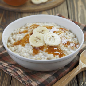 Porridge mit hohem Proteingehalt und Ahornsirupgeschmack