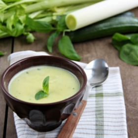 Hochproteinhaltige Gemüsesuppe