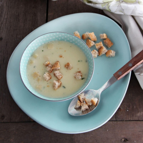 Proteinreiche Geflügelsuppe mit kleinen Croutons