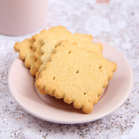 Hochproteinhaltige französische Kekse mit Butter und Eiern